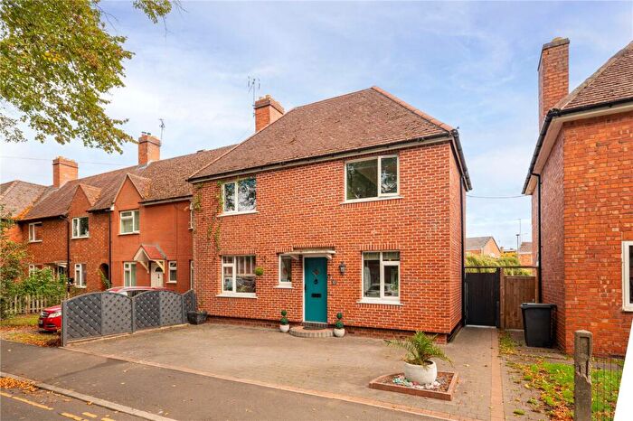 4 Bedroom Semi-Detached House For Sale In St Laurence Ave, Warwick, CV34