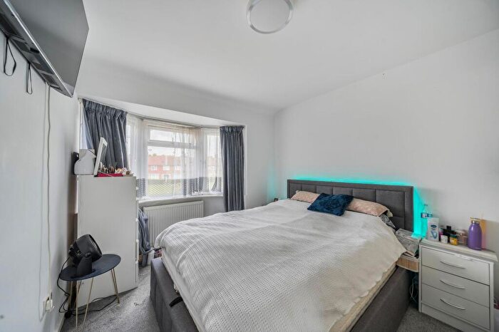 3 Bedroom Terraced House For Sale In Blundell Road, Edgware, HA8