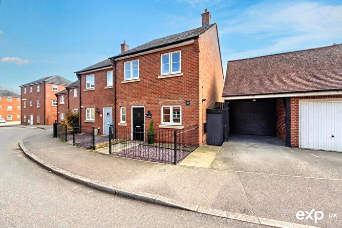 3 Bedroom End Of Terrace House For Sale In Acres Way, Aylesbury, HP19