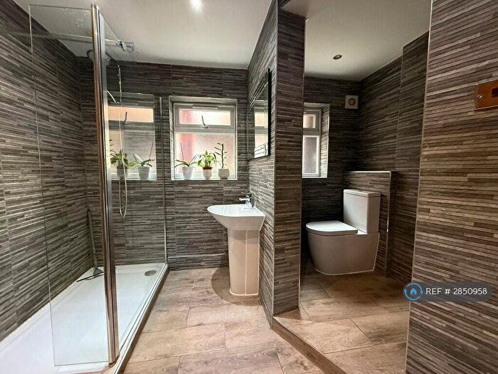 2 Bedroom Flat To Rent In Hainault Road, London, E11