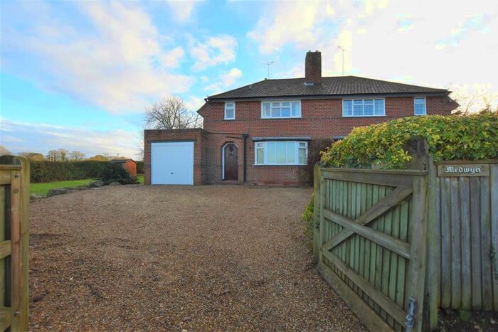 3 Bedroom Semi-Detached House To Rent In Medwyn, RG4