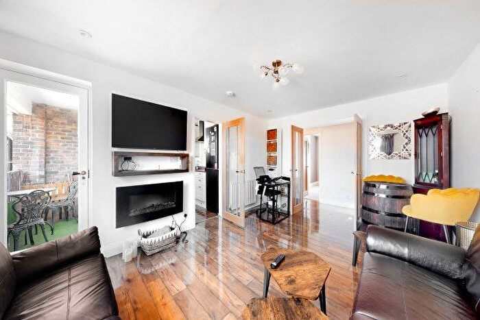 2 Bedroom Flat To Rent In Stevens Close, Beckenham, BR3