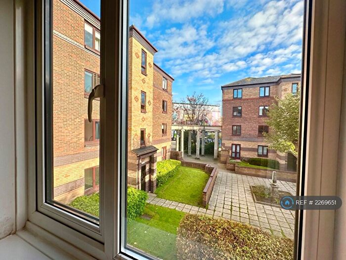 2 Bedroom Flat To Rent In Berlington Court, Bristol, BS1