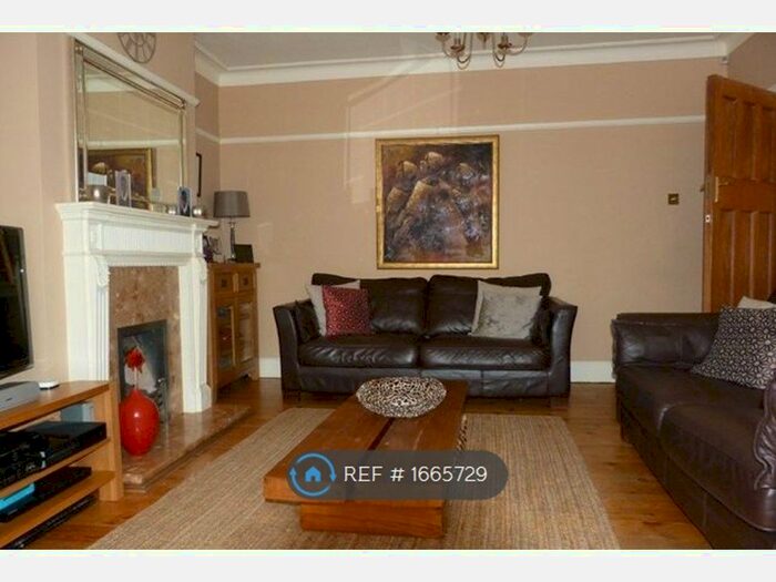4 Bedroom Terraced House To Rent In Glenwood Gardens, Ilford, IG2