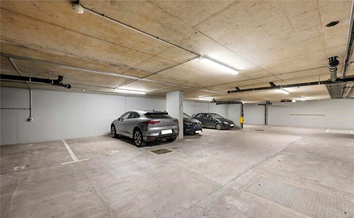 2 Bedroom Flat For Sale In Nether Street, London, N3