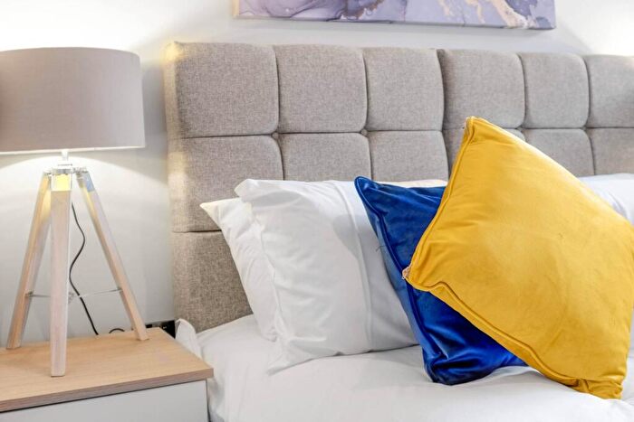 3 Bedroom Flat To Rent In Walker Avenue, Wolverton Mill, MK12