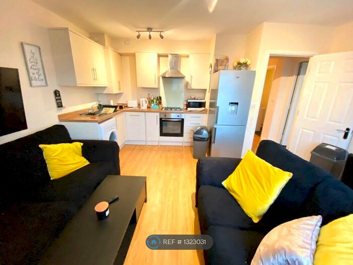 3 Bedroom Flat To Rent In Newcastle Road, Reading RG2