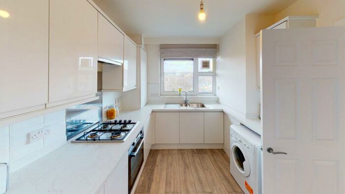 2 Bedroom Flat To Rent In Claylands Court, Salters Hill, London, SE19