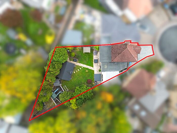 3 Bedroom Semi-detached House For Sale In Sixth Avenue, Watford, WD25