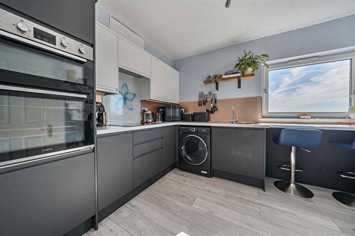 3 Bedroom Flat For Sale In Gale Moor Avenue, Gosport, PO12
