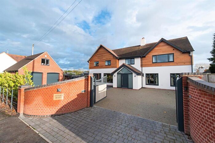 4 Bedroom Detached House For Sale In Worcester Road, Harvington, Kidderminster, DY10