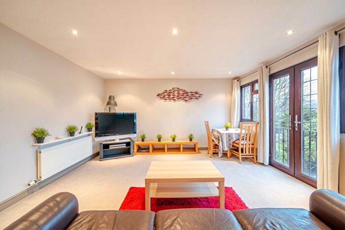 2 Bedroom Flat To Rent In Finchley Road, London, NW11