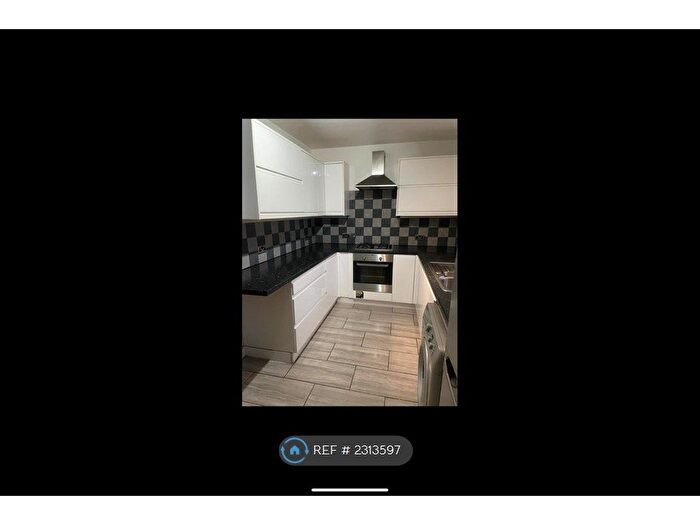 3 Bedroom Semi-Detached House To Rent In St. Alban Mount, Leeds, LS9