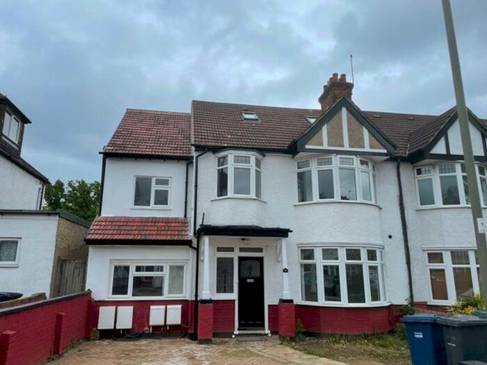 3 Bedroom Flat To Rent In Fairfield Crescent, Edgware, HA8