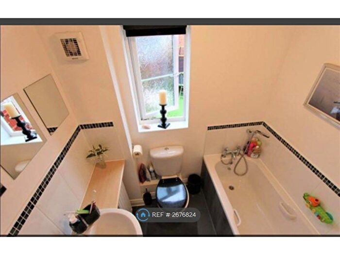 4 Bedroom End Of Terrace House To Rent In Matthau Lane, Oxley Park, MK4