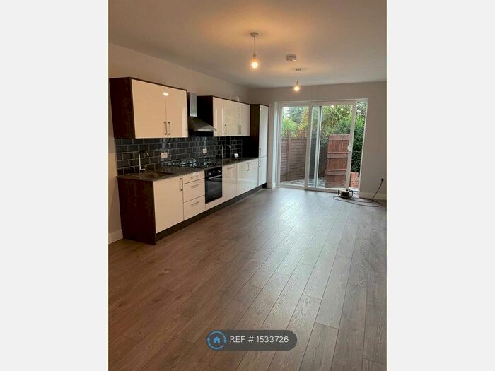 2 Bedroom Flat To Rent In Wayside, London, NW11