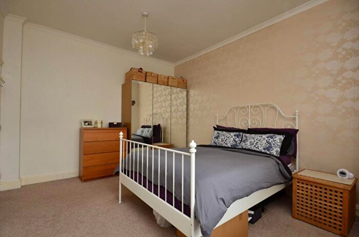 2 Bedroom Flat To Rent In Adela Avenue, Motspur Park, New Malden, KT3