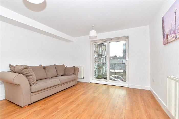 1 Bedroom Flat For Sale In St. James's Road, Brentwood, Essex, CM14