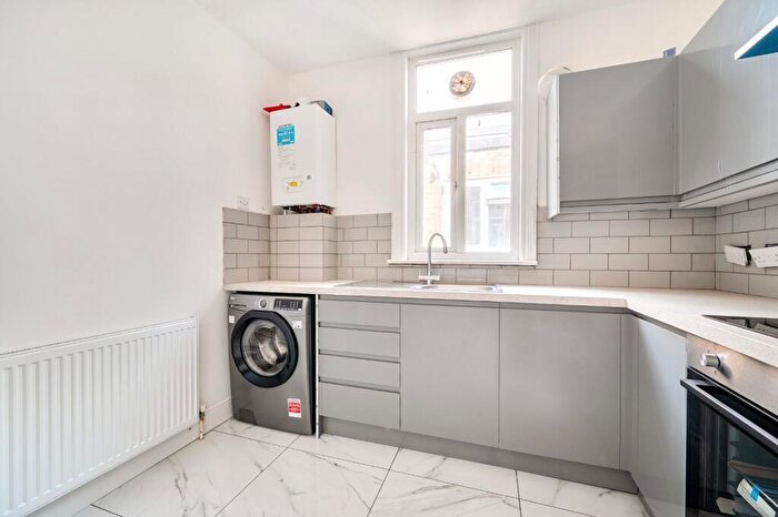 2 Bedroom Flat To Rent In Arcadian Gardens, Wood Green, London, N22