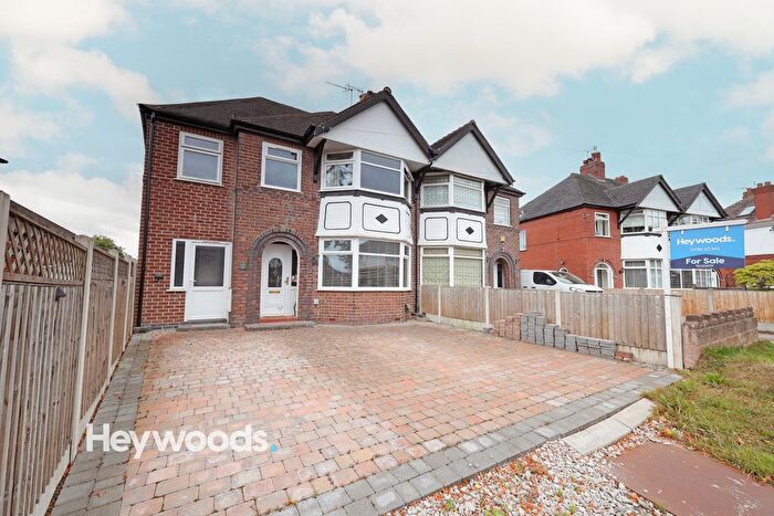 4 Bedroom Semi-detached House For Sale In Lincoln Avenue, Clayton, Newcastle-Under-Lyme, ST5