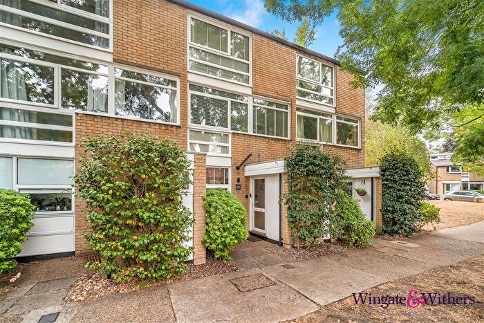 3 Bedroom Property For Sale In Weymede, Byfleet, KT14