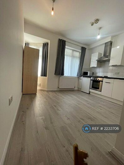 Studio To Rent In Brentmead Place, London, NW11