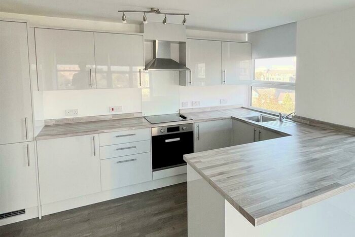 2 Bedroom Flat To Rent In Oldham Road, Manchester, Greater Manchester, M40