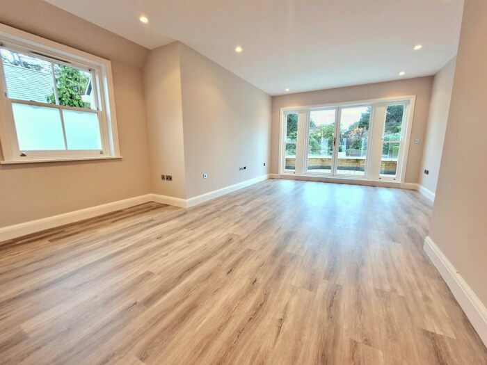 2 Bedroom Flat To Rent In Camlet Way, Barnet, EN4