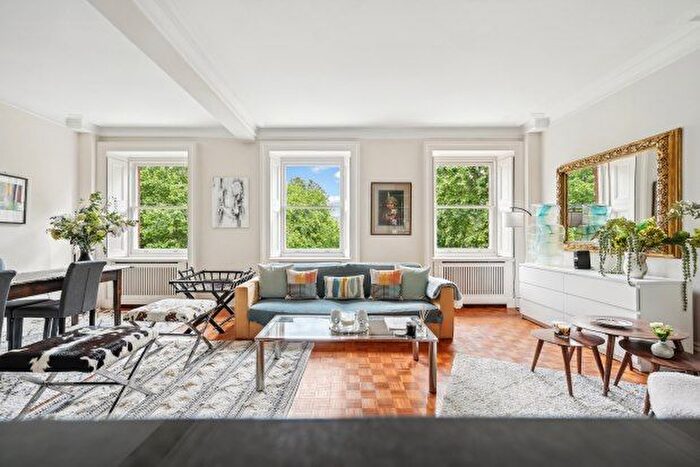 2 Bedroom Flat To Rent In Cadogan Square, London, SW1X