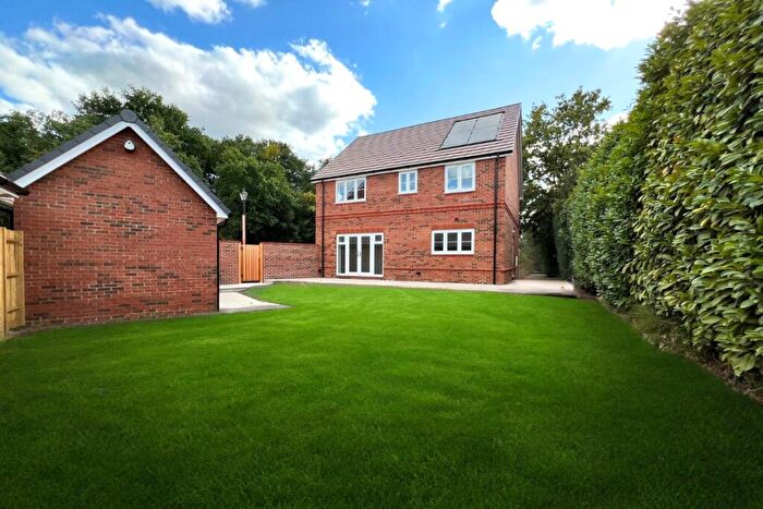 4 Bedroom Detached House For Sale In Woodlands Grove, Ottershaw, Chertsey, Surrey, KT16