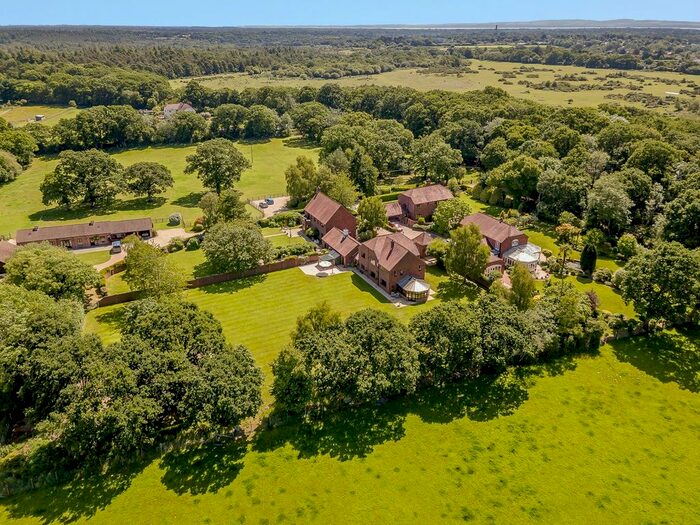 4 Bedroom Link Detached House For Sale In Brockenhurst Road, New Milton, BH25