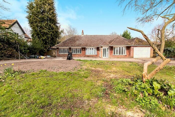 4 Bedroom Bungalow To Rent In Fawkham Avenue, New Barn, Longfield, Kent, DA3