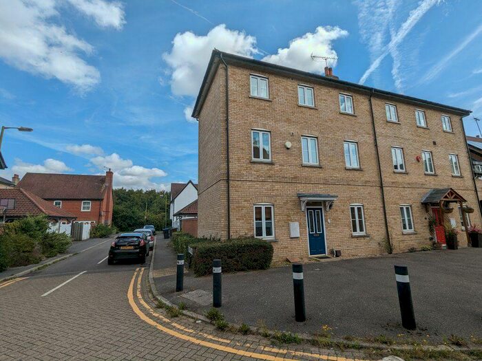 5 Bedroom House To Rent In Fillingham Way, AL10