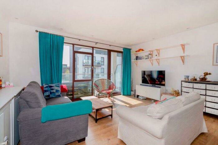 3 Bedroom Flat To Rent In Lollard Street, Vauxhall, London, SE11