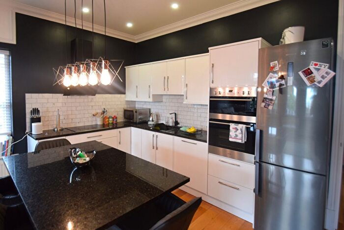 2 Bedroom Flat To Rent In Broadway, Leigh-On Sea Essex, SS9