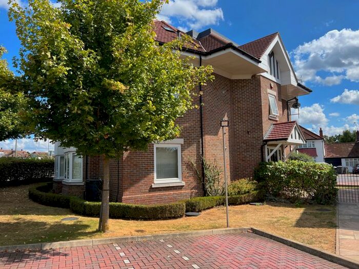 2 Bedroom Flat To Rent In Selvage Lane, London, NW7