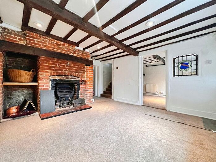 3 Bedroom Semi-Detached House For Sale In The Street, Hothfield, TN26 - Photo 5