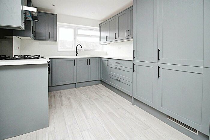 4 Bedroom Maisonette To Rent In Avon Square, Grovehill, Hemel Hempstead, HP2