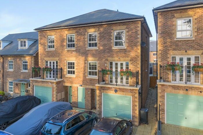 4 Bedroom Semi-Detached House To Rent In Balston Road, Maidstone, ME14