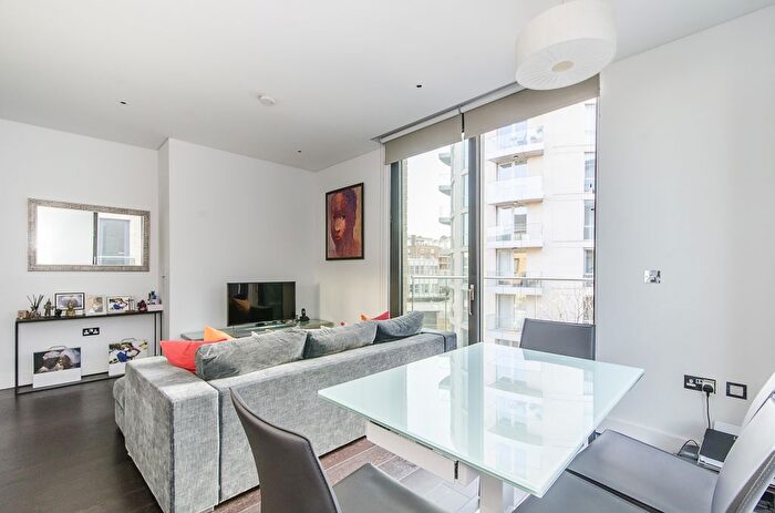 2 Bedroom Flat To Rent In Plaza Gardens, London, SW15