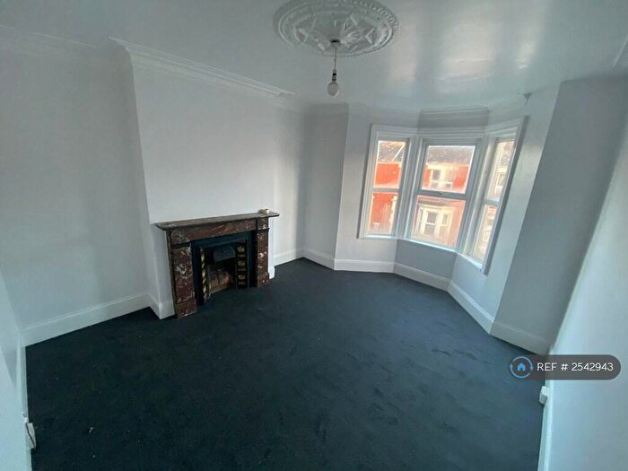 3 Bedroom Flat To Rent In Wingrove Avenue, Newcastle Upon Tyne, NE4