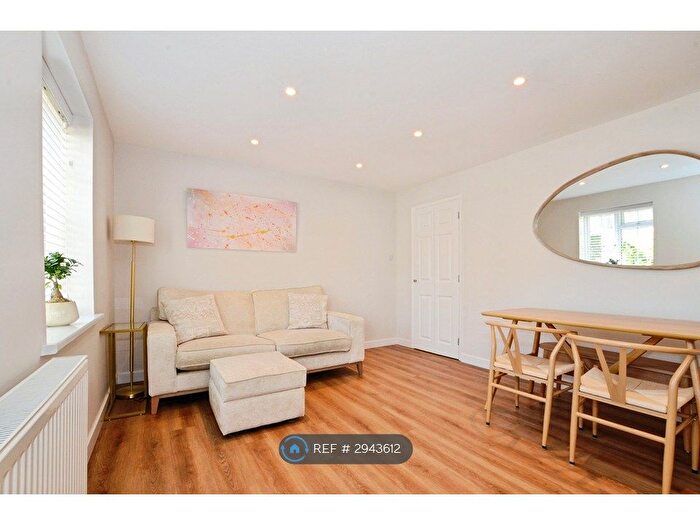 2 Bedroom Flat To Rent In Phillimore Place, Radlett, WD7