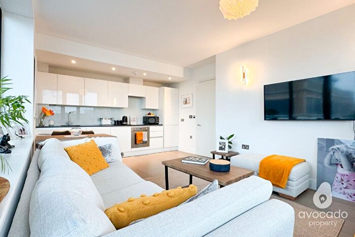 2 Bedroom Flat To Rent In Weir House, Overbridge Square, Newbury, RG14