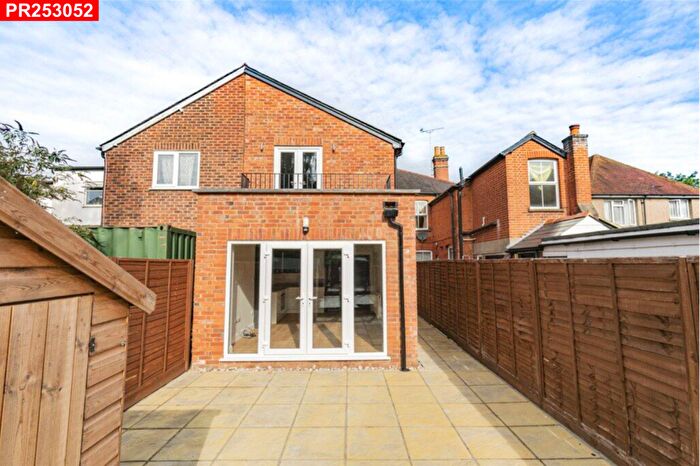1 Bedroom Flat To Rent In Chertsey Road, Windlesham, – Bedroom Flat, GU20