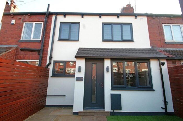2 Bedroom Terraced House To Rent In Longroyd Place, Leeds, West Yorkshire, LS11