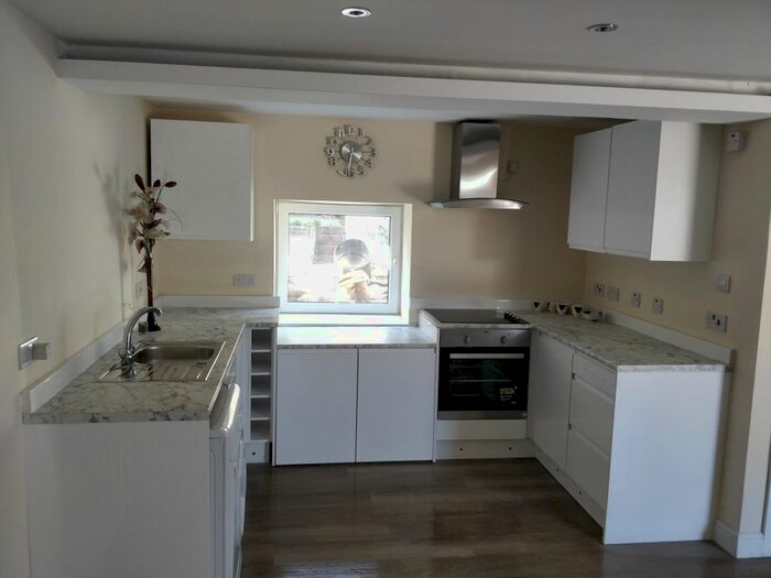 2 Bedroom Flat To Rent In King Edwards, Brynmill, SA1