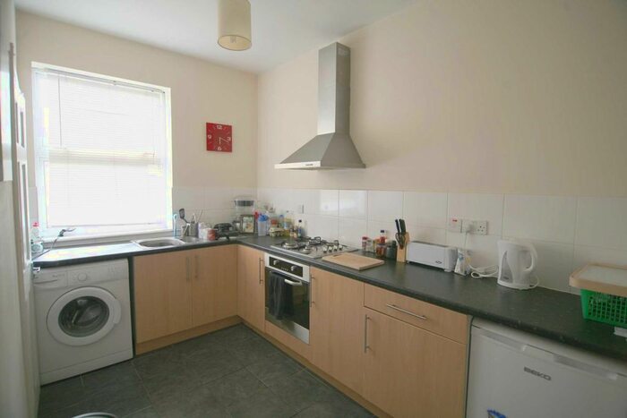 Studio To Rent In Kingswood Road, Goodmayes, IG3