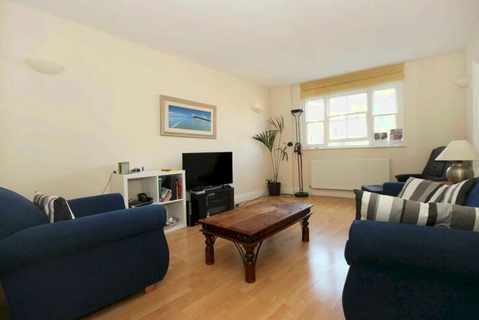 1 Bedroom Flat To Rent In Bishopsgate, Abbotts Chambers, EC2M