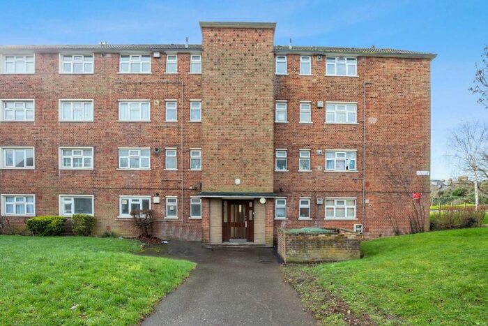 2 Bedroom Ground Flat To Rent In Broomhill Road, Woodford Green, IG8