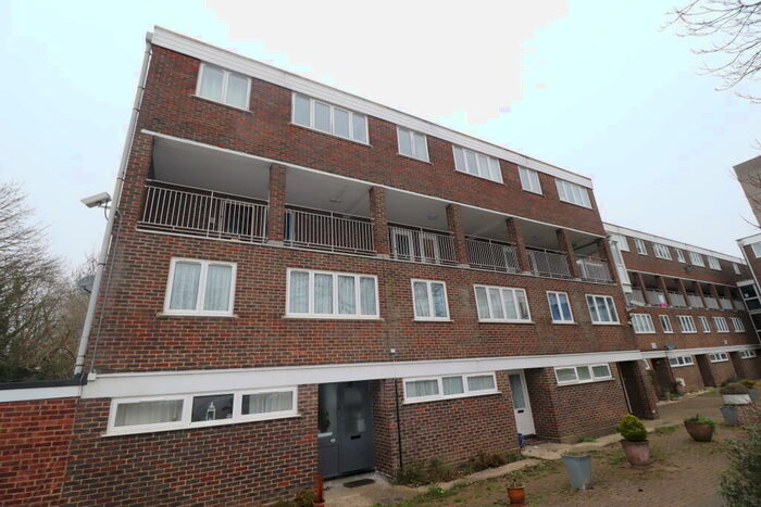 3 Bedroom Flat To Rent In Central Brentwood, CM14